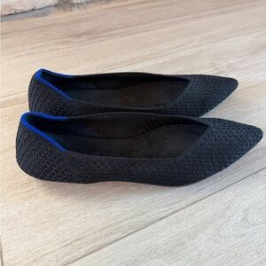 ROTHY’S WOVEN POINTED BALLET FLAT 
BLACK W COBALT 10 EUC